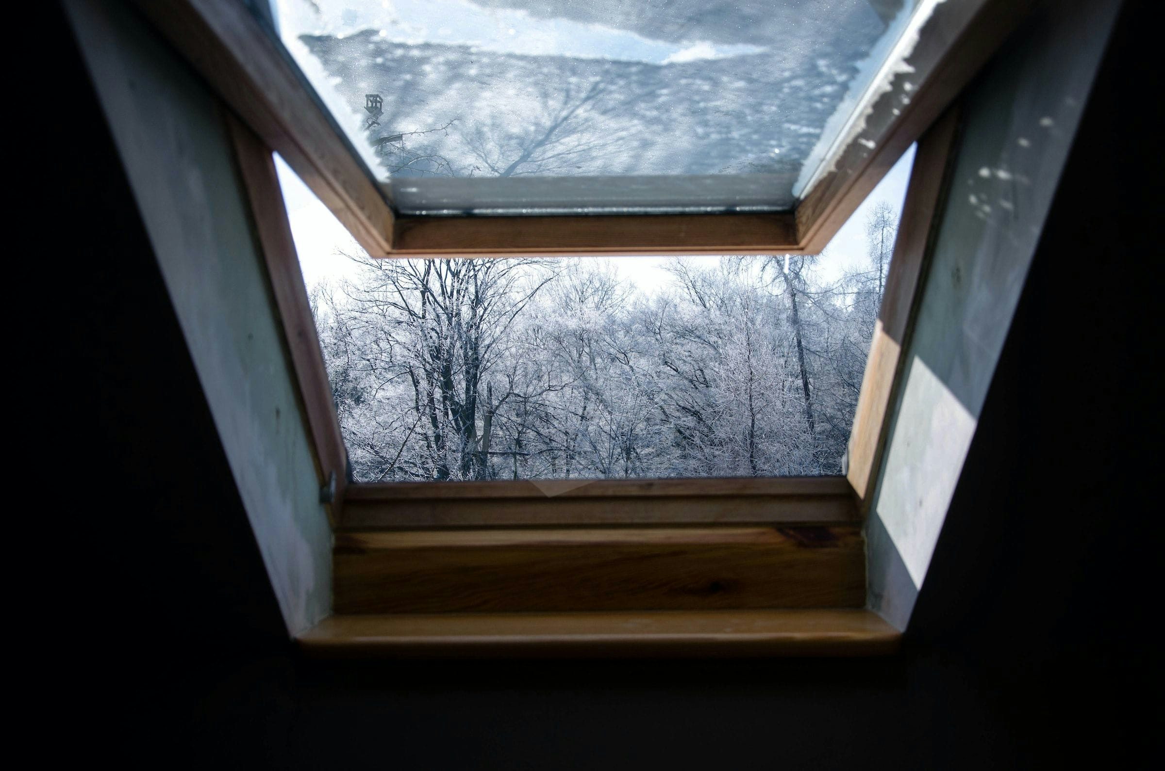 otvorené okno v zime