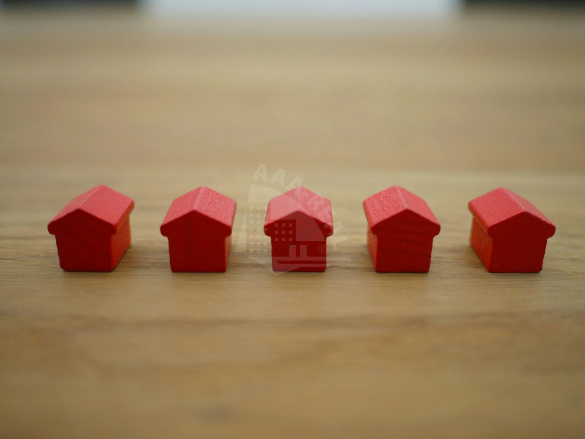 červené drevené mini domčeky